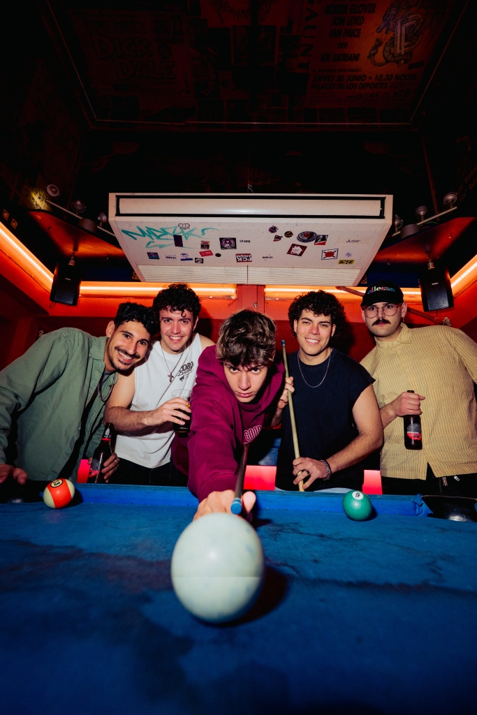 "Hasta que el mundo estalle" es el álbum debut de Sobrezero, la nueva promesa del indie-rock madrileño