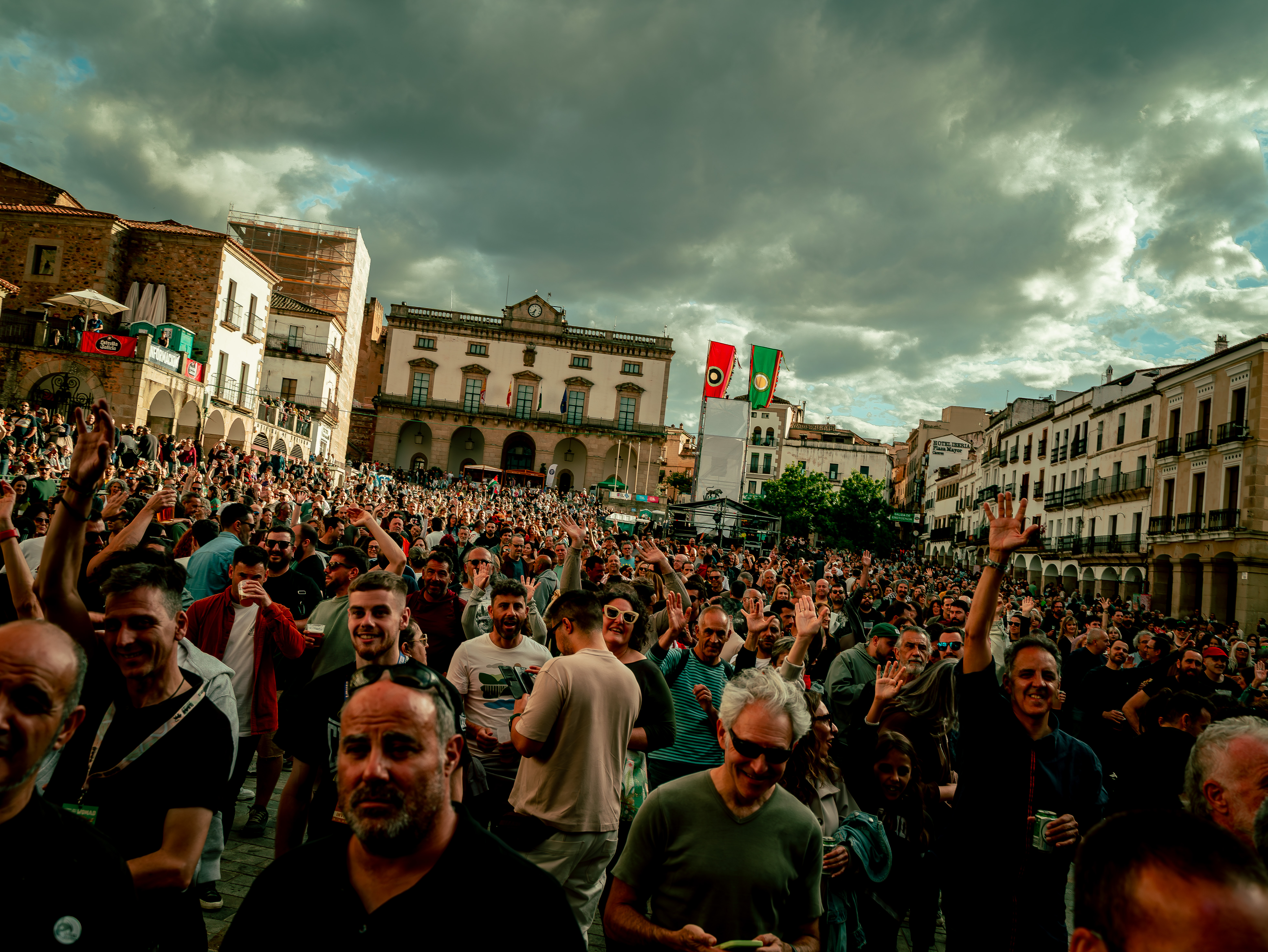 WOMAD Cáceres consolida su pulso musical en un viernes enérgico