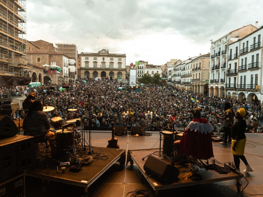 WOMAD rebosa vitalidad y resiste a la lluvia