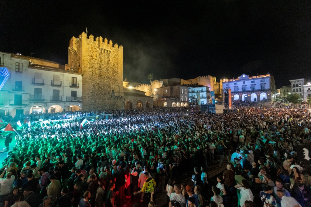 WOMAD Cáceres comienza con una primera jornada vibrante